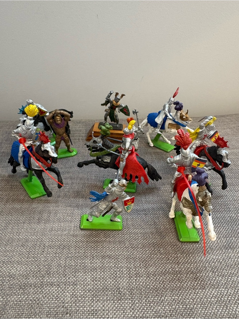 Vintage Britains Deetail Medieval Knight Figure Lot With Green Metal Bases